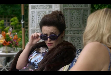 кадр из сериала "Корона"