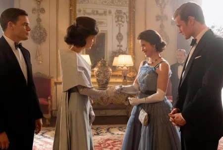 кадр из сериала "Корона"