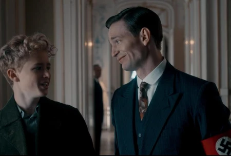 кадр из сериала "Корона"