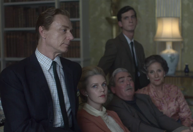 кадр из 3 сезона 2 серии сериала "Корона"