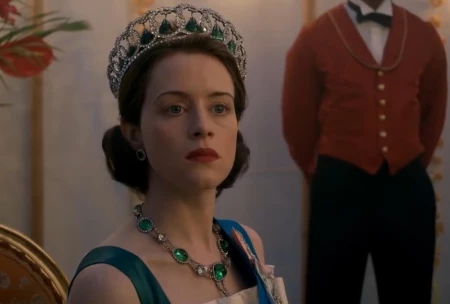 кадр из сериала "Корона"