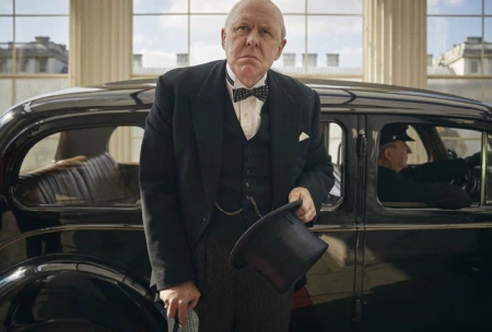 кадр из сериала "Корона"