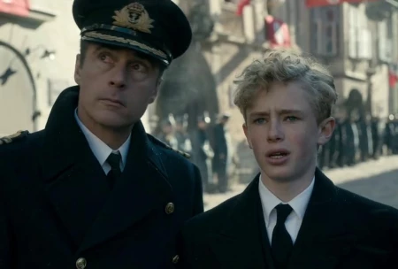 кадр из сериала "Корона"