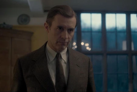 кадр из сериала "Корона"