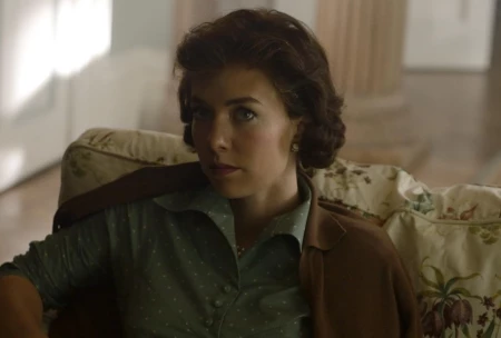 кадр из сериала "Корона"