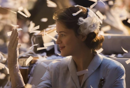 кадр из сериала "Корона"