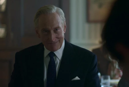 кадр из сериала "Корона"