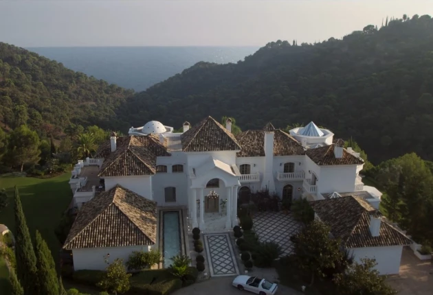 картинка из 5 сезона сериала "Корона"